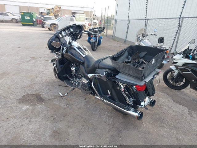 Harley-Davidson Electra Glide Ultra Classic 2018 1HD1FCC1XJB669096 Image 3