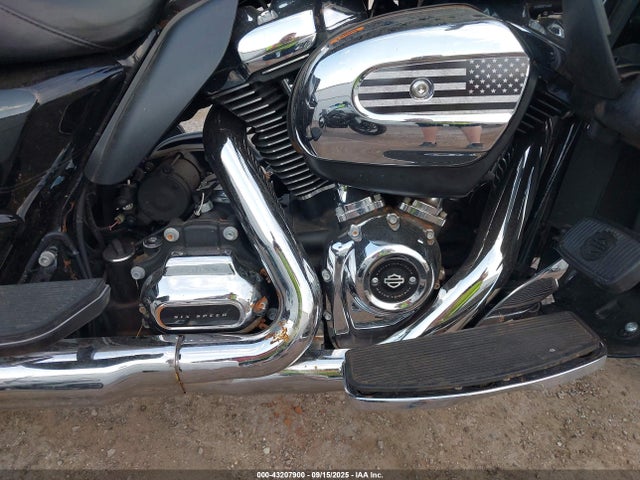 Harley-Davidson Electra Glide Ultra Classic 2018 1HD1FCC1XJB669096 Image 8