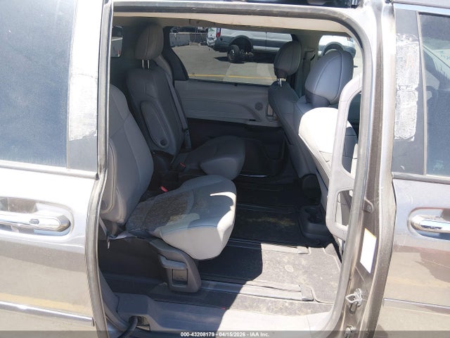 5TDJRKEC0RS188781 Toyota SIENNA XLE