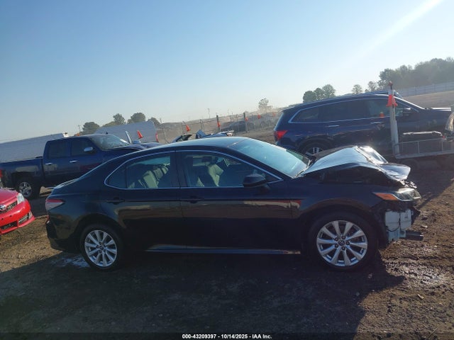 2018 Toyota Camry Le მანქანა იყიდება აუქციონზე, vin: 4T1B11HK5JU089510, აუქციონის ნომერი: 43209397