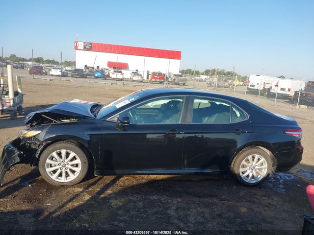 2018 Toyota Camry Le მანქანა იყიდება აუქციონზე, vin: 4T1B11HK5JU089510, აუქციონის ნომერი: 43209397