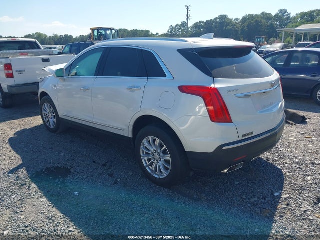 2017 CADILLAC XT5 1GYKNARS2HZ230791 Photo 2