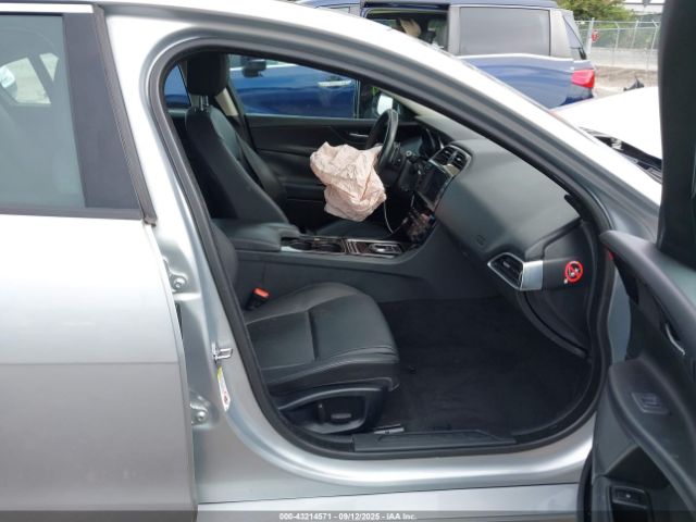 2017 JAGUAR XE SAJAR4BG4HA959940 Photo 4