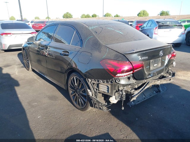 W1K3G4EB6NJ372539 Mercedes-Benz m260