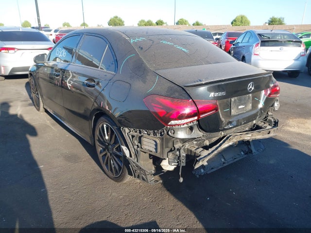 W1K3G4EB6NJ372539 Mercedes-Benz m260
