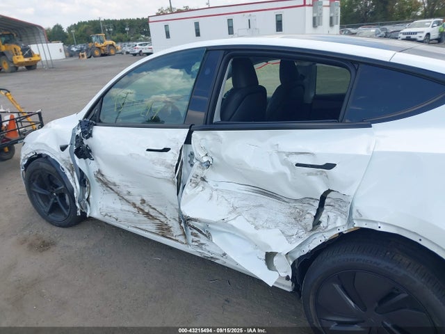 2026 TESLA MODEL Y 7SAYGDEE9TA411509 Photo 5