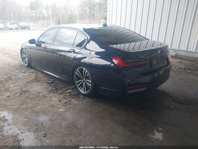 2022 BMW 750 WBA7U2C00NCG91224 Photo 2