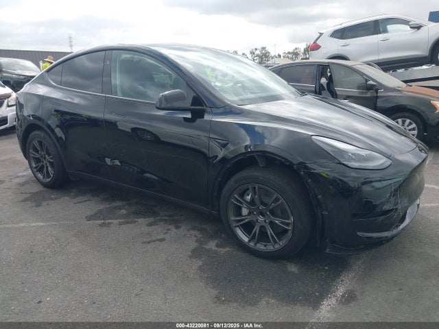 2024 TESLA MODEL Y 7SAYGDEDXRF111867 Photo 0
