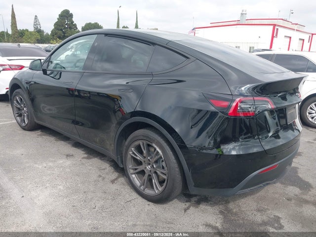 2024 TESLA MODEL Y 7SAYGDEDXRF111867 Photo 2