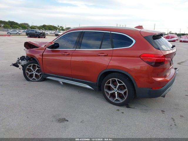 2018 BMW X1 WBXHU7C38J5H43862 Photo 2