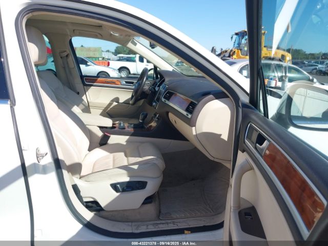 2011 VOLKSWAGEN TOUAREG WVGFK9BPXBD002056 Photo 4