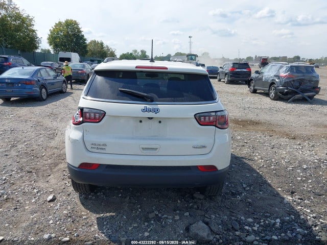 Jeep 2019 2019 3C4NJDBB8KT741852 Image 16
