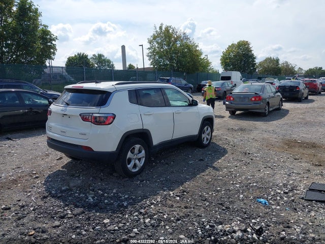 Jeep 2019 2019 3C4NJDBB8KT741852 Image 4