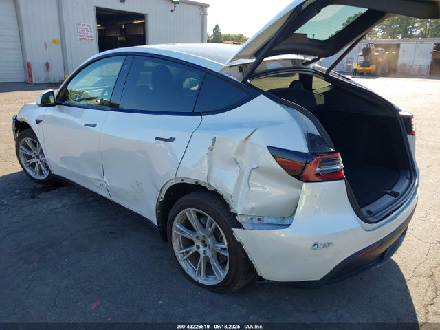 2023 TESLA MODEL Y 7SAYGDEE9PF703931 Photo 2