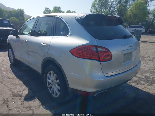 2011 PORSCHE CAYENNE WP1AA2A21BLA01154 Photo 2