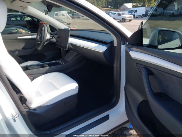 2024 TESLA MODEL Y 7SAYGDED9RF038409 Photo 4