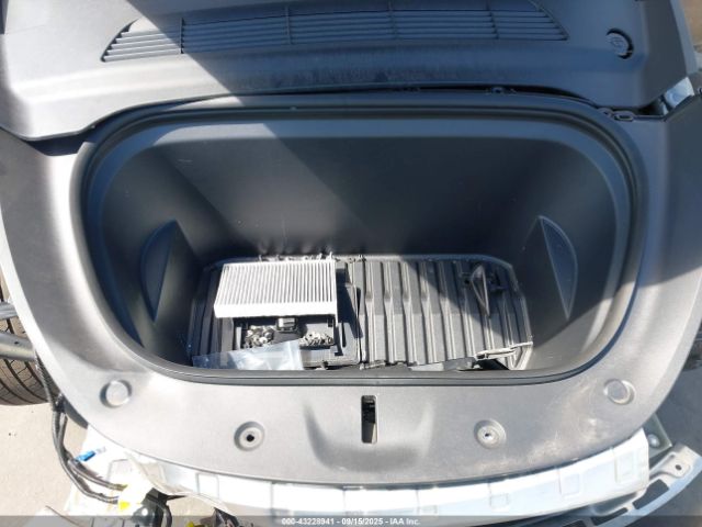 2024 TESLA MODEL Y 7SAYGAEE8RF021835 Photo 9
