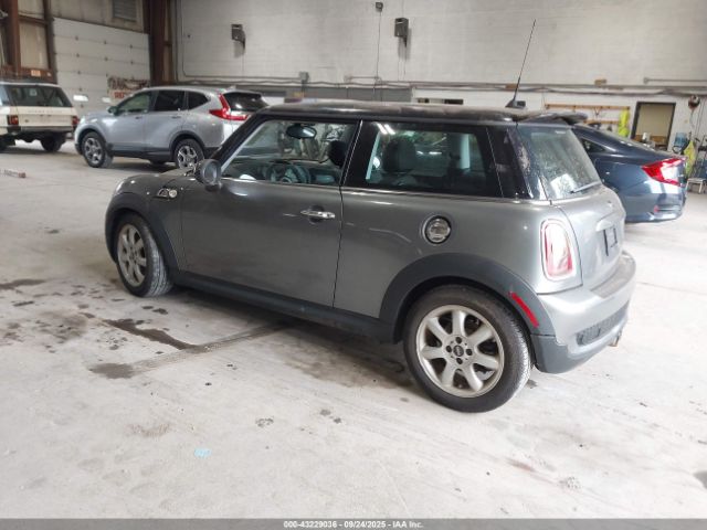 2010 MINI COOPER S WMWMF7C52ATX41201 Photo 2