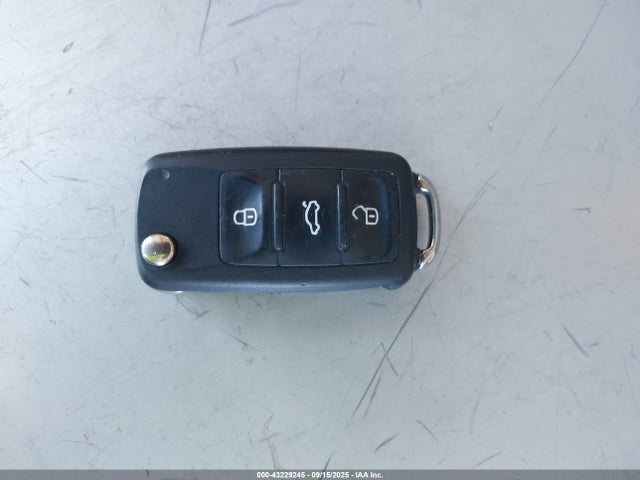 1VWAT7A33HC018139 Volkswagen tsi