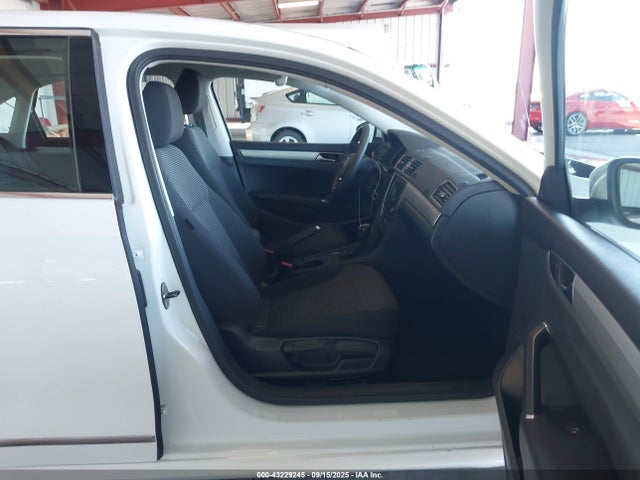 1VWAT7A33HC018139 Volkswagen tsi