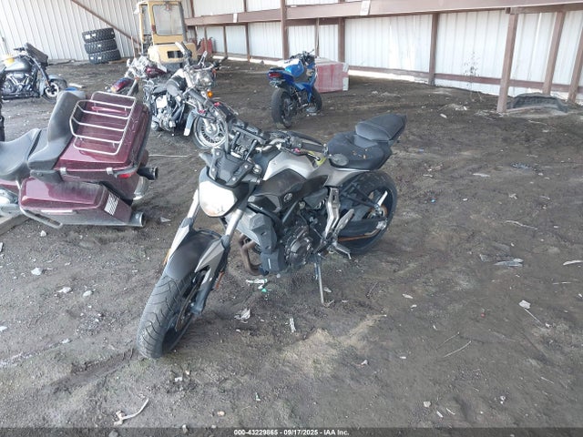 Yamaha FZ07 2017 JYARM06E0HA012634 Image 2