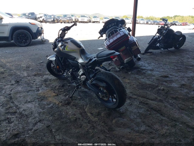 Yamaha FZ07 2017 JYARM06E0HA012634 Image 3