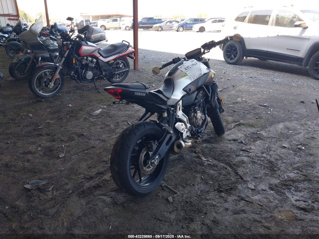 Yamaha FZ07 2017 JYARM06E0HA012634 Image 4
