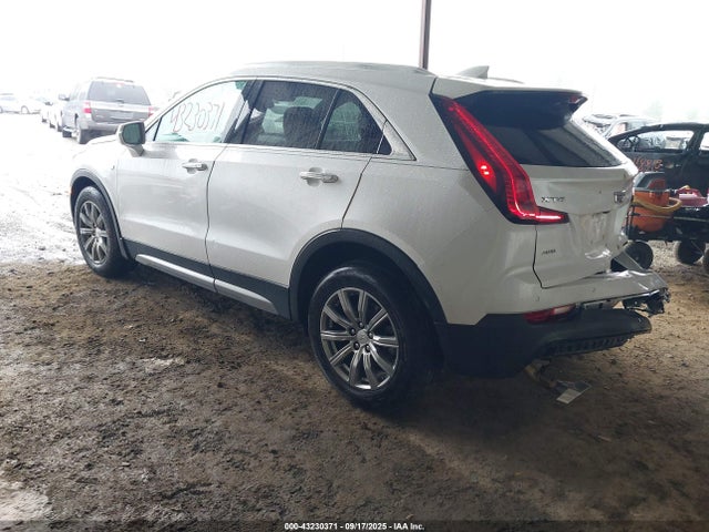 2021 CADILLAC XT4 1GYFZDR40MF011378 Photo 2