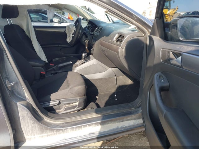 3VWLA7AJ4FM264853 Volkswagen 2015
