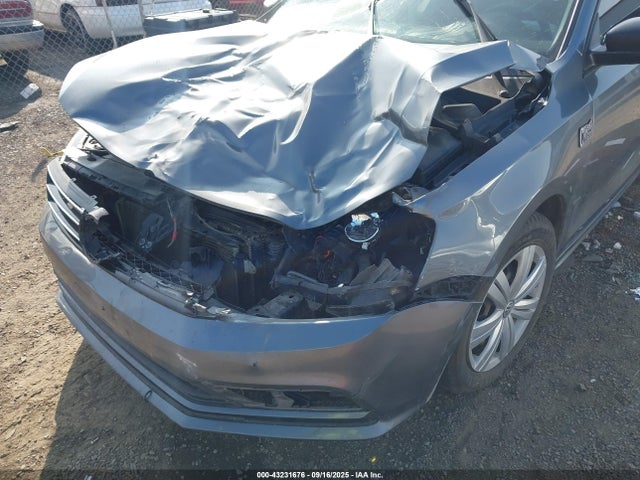 3VWLA7AJ4FM264853 Volkswagen 2015