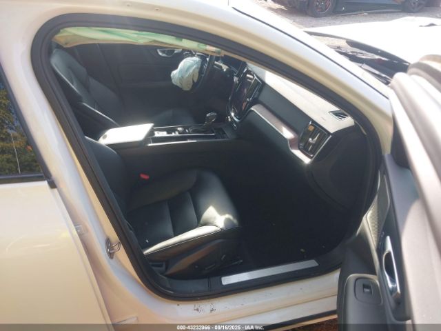 2021 VOLVO S60 7JR102FZ1MG108776 Photo 4