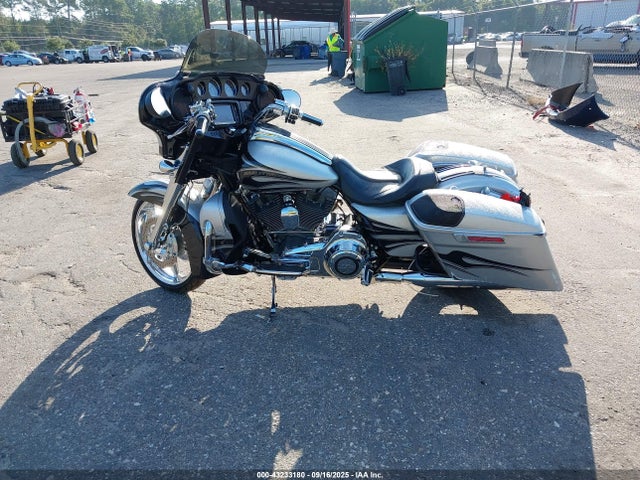 1HD1PXN17FB950801 Harley-Davidson Cvo Street Glide Special