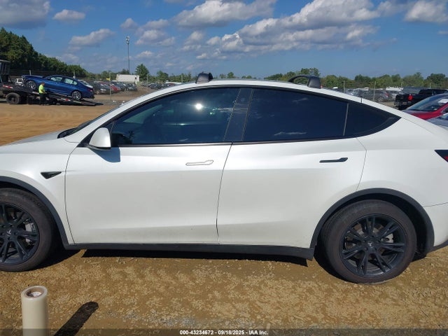 Tesla Model Y 2020 5YJYGDEE1LF010097 Image 13
