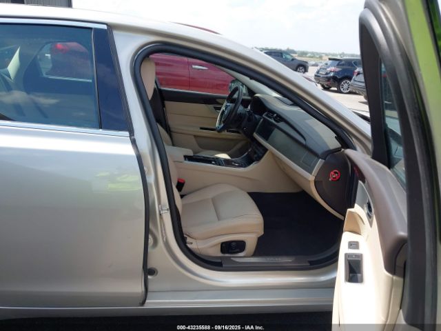 2017 JAGUAR XF SAJBK4BV7HCY46978 Photo 4