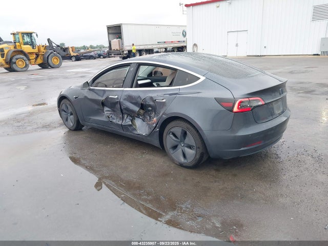 2018 TESLA MODEL 3 5YJ3E1EA3JF155604 Photo 2