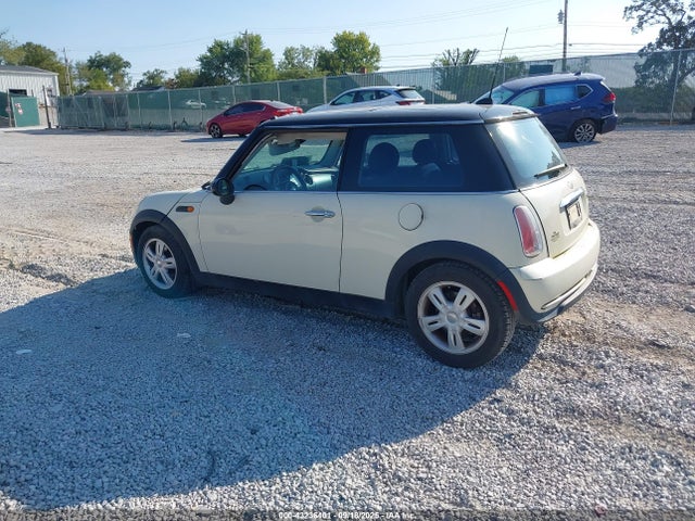 2006 MINI COOPER WMWRC33566TK70796 Photo 2