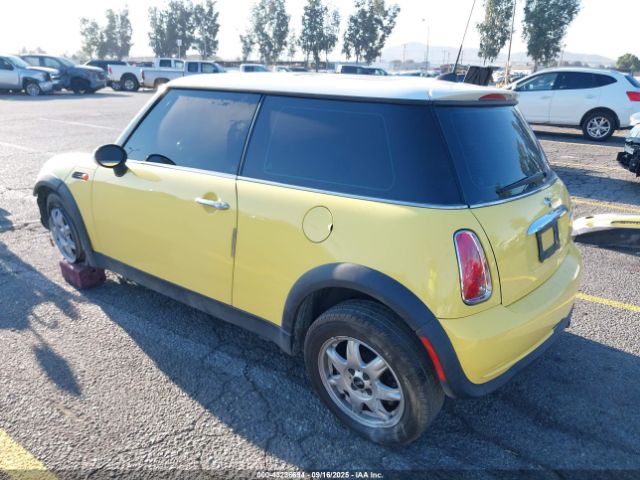 2006 MINI COOPER WMWRC33576TK65655 Photo 2