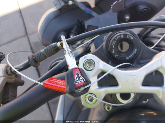 2022 TRIUMPH MOTORCYCLE STREET TRIPLE SMTA554S0NTAV1832 Photo 10