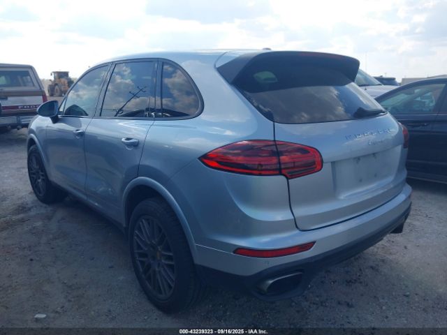 2017 PORSCHE CAYENNE WP1AA2A22HKA82454 Photo 2