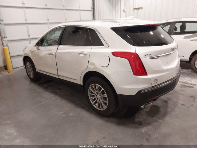 2017 CADILLAC XT5 1GYKNDRSXHZ297916 Photo 2