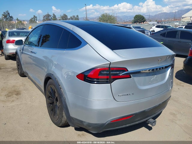 2016 TESLA MODEL X 5YJXCBE4XGF007823 Photo 2
