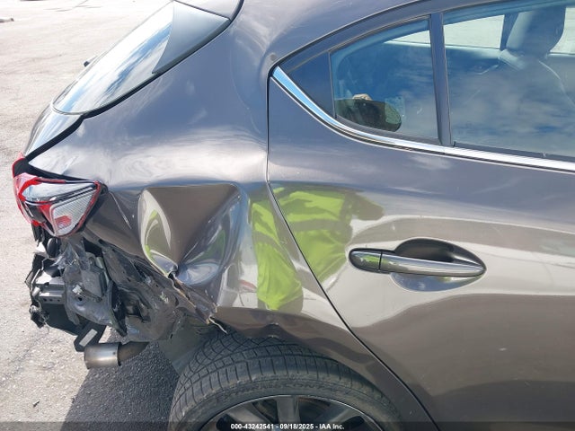 Mazda py 2018 3MZBN1L31JM182390 Image 17