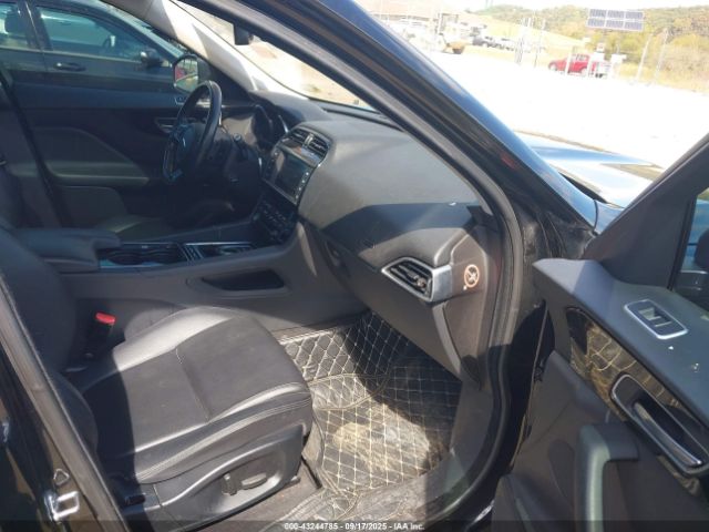 2017 JAGUAR F-PACE SADCJ2BV4HA882069 Photo 4