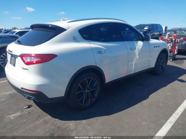 2018 MASERATI LEVANTE ZN661YUA0JX293673 Photo 3