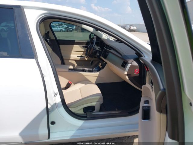 2017 JAGUAR XF SAJBD4BV8HCY43274 Photo 4