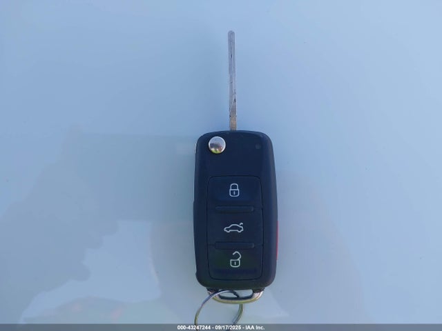 WVGBV7AX3GW608631 Volkswagen 2.0t