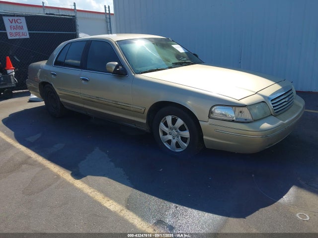 43247618 :رقم المزاد ، 2FAFP73W3YX213686 vin ، 2000 Ford Crown Victoria مزاد بيع