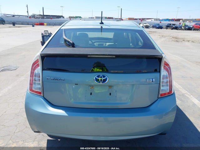 Toyota Prius Three 2014 JTDKN3DU8E1829487 Image 32