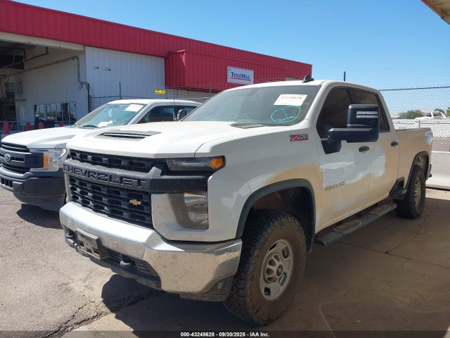 Chevrolet l8t 2023 1GC1YLE74PF165500 Image 2
