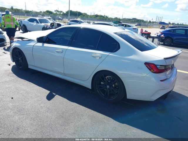 2022 BMW 330I 3MW5R1J06N8C36565 Photo 2